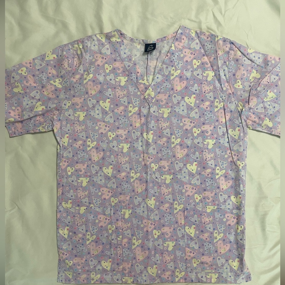 Scrub top - Valentine Hearts - women’s M